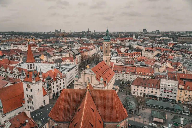 Luftbild der Münchner Innenstadt mit Kirchtürmen